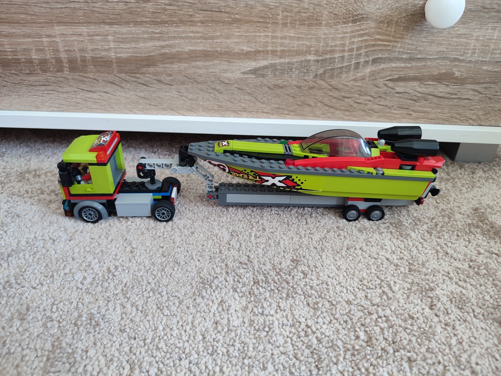 LEGO city transporter łodzi wyścigowej