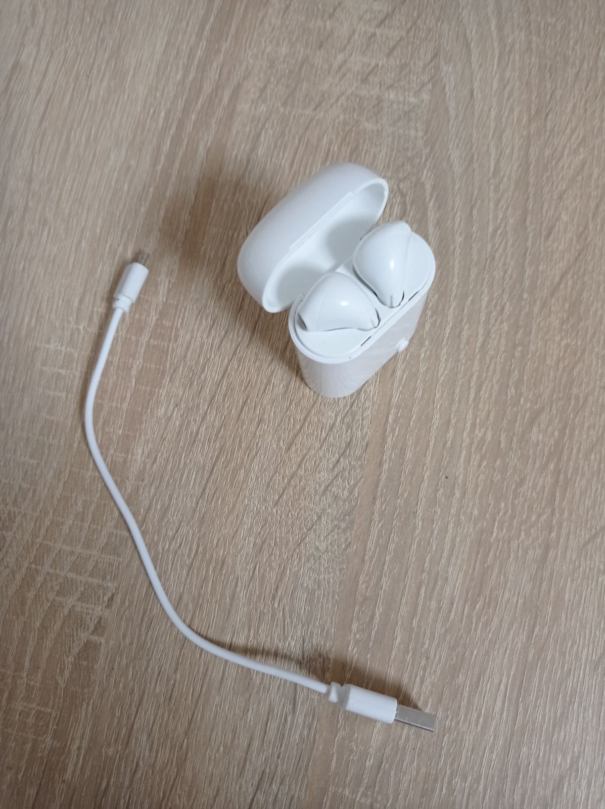 Безпровідні Bluetooth навушники AirPods .
