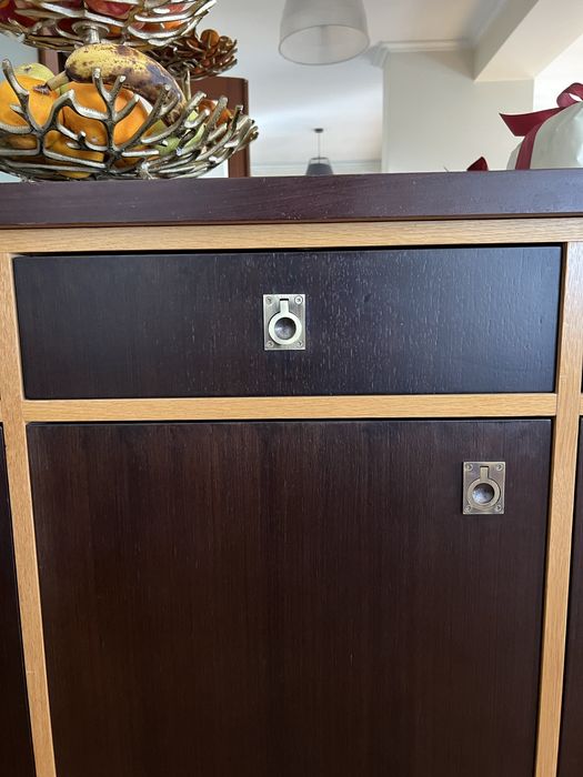 Móvel/ Aparador de sala com organizacão dentro