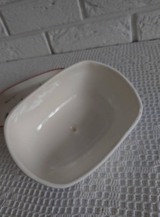 Ceramiczna maselniczka.