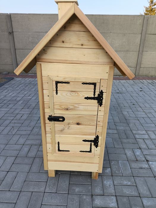 Wędzarnia drewniana z paleniskiem