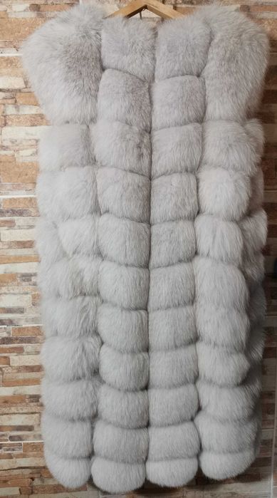 Меховая натуральная жилетка песец длина 100 см.