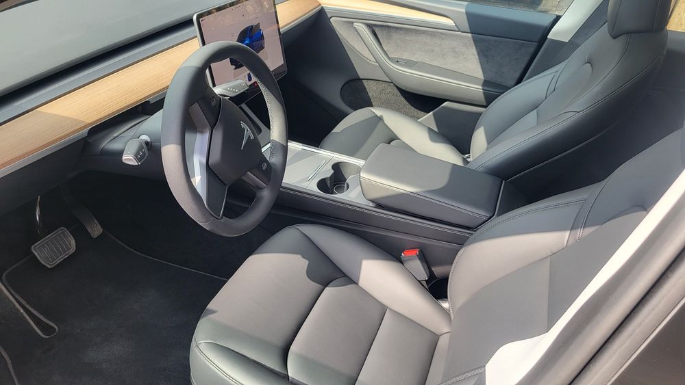 Чорний салон від Tesla Model Y 2023 обмін