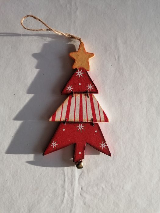 Pequena árvore de natal em madeira