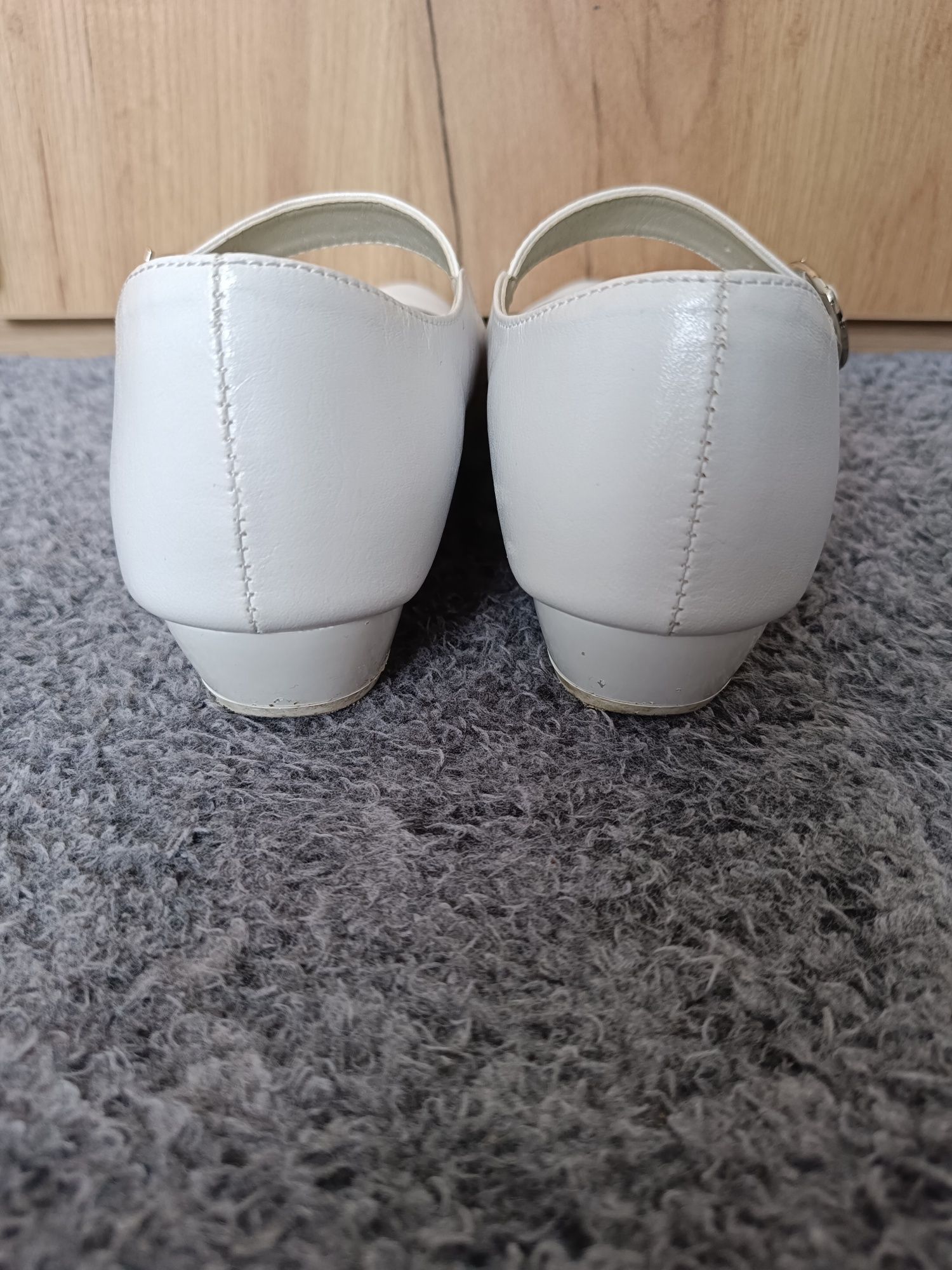 Białe dziewczęce buty komunijne 38