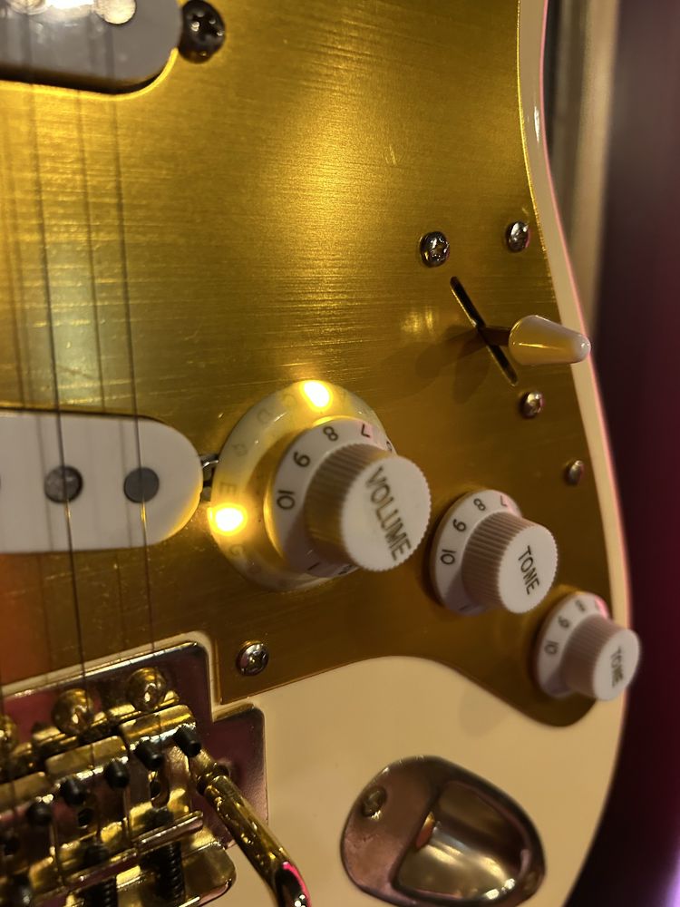 Fender stratocaster custom personalizada gold hardware e afinador