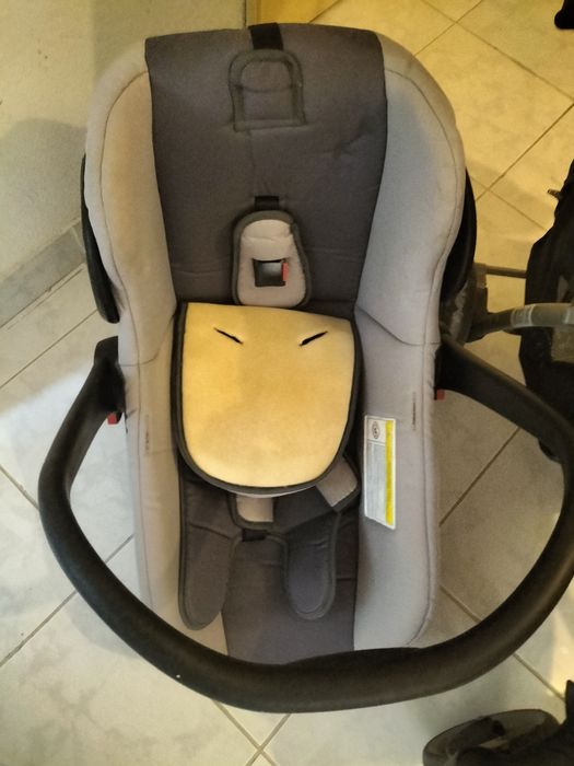 Carrinho de bebe e ovo
