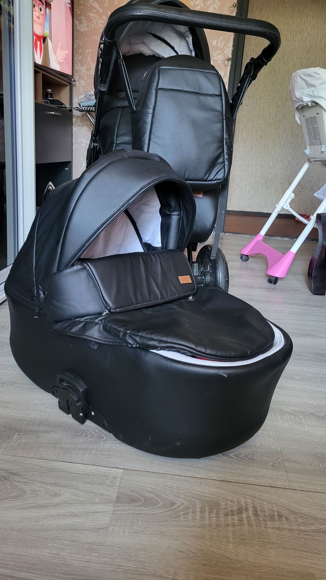 Продам коляску з еко-кожи 2 в 1