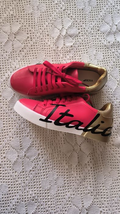 Czerwono-zlote trampki z napisem Italia