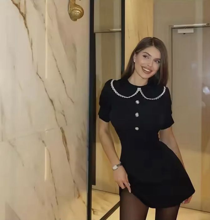 Чорна міні сукня з комірцем