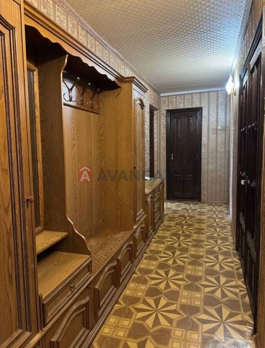 Здається 3-кімнатна ,в низу проспекта Олександра Поля - Шнеєрсона