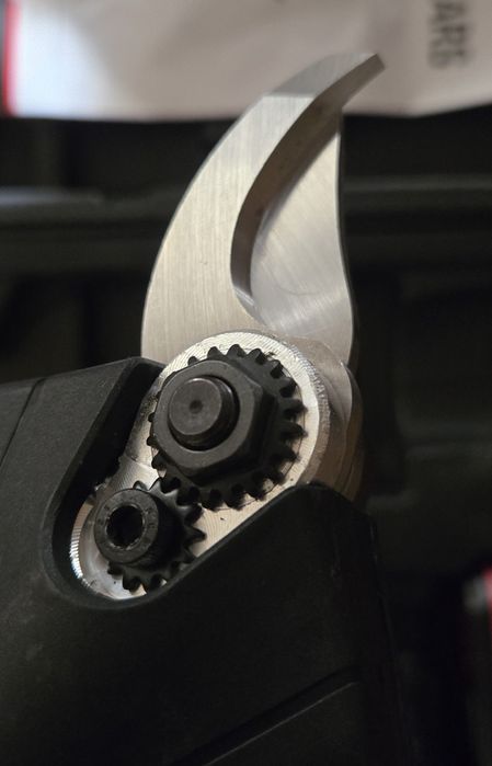 Tesoura de Poda Eléctrica Nova com 3x Baterias, 2 x de 21V e 1 x 48V.