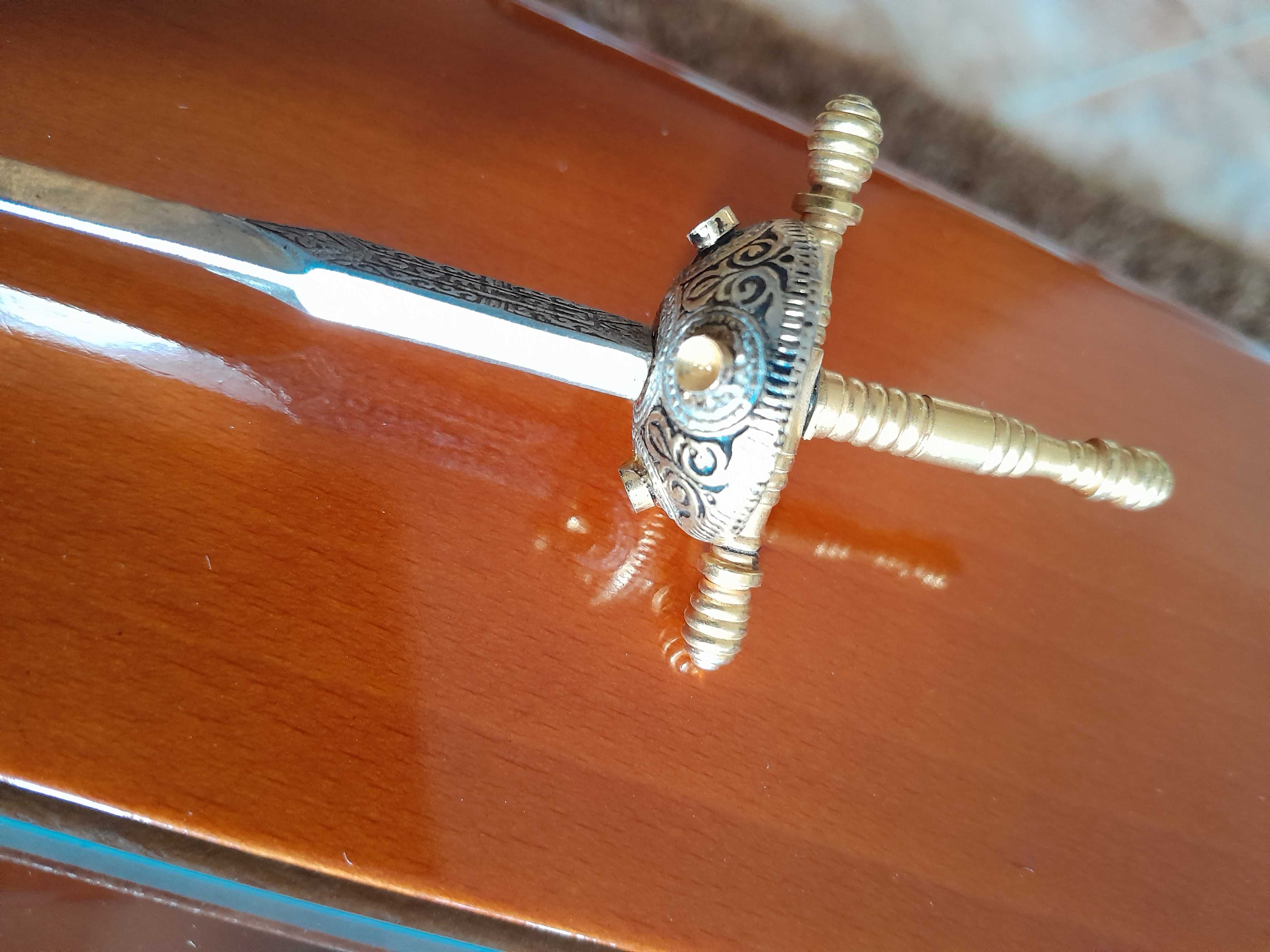Corta papel em metal trabalhado manualmente