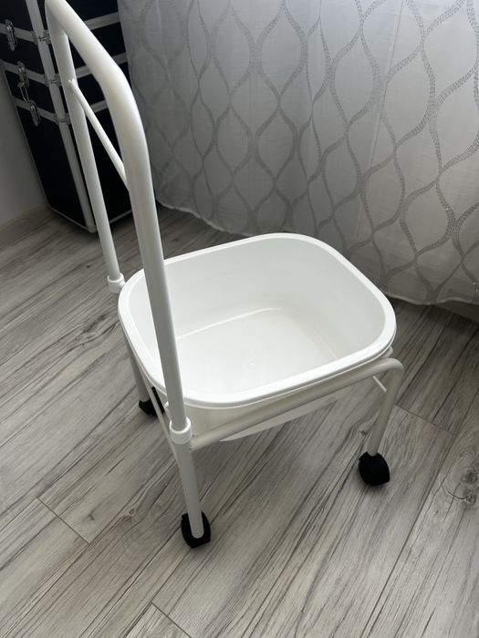 Brodzik do pedicure na kółkach