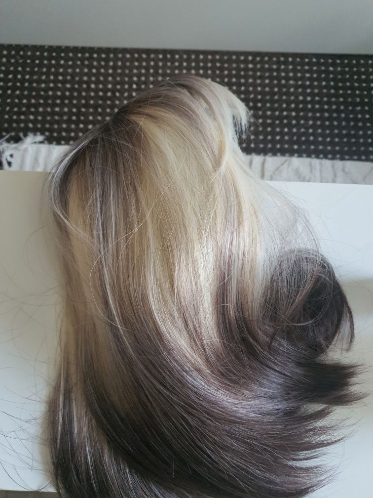 Peruka blond z pasemkam