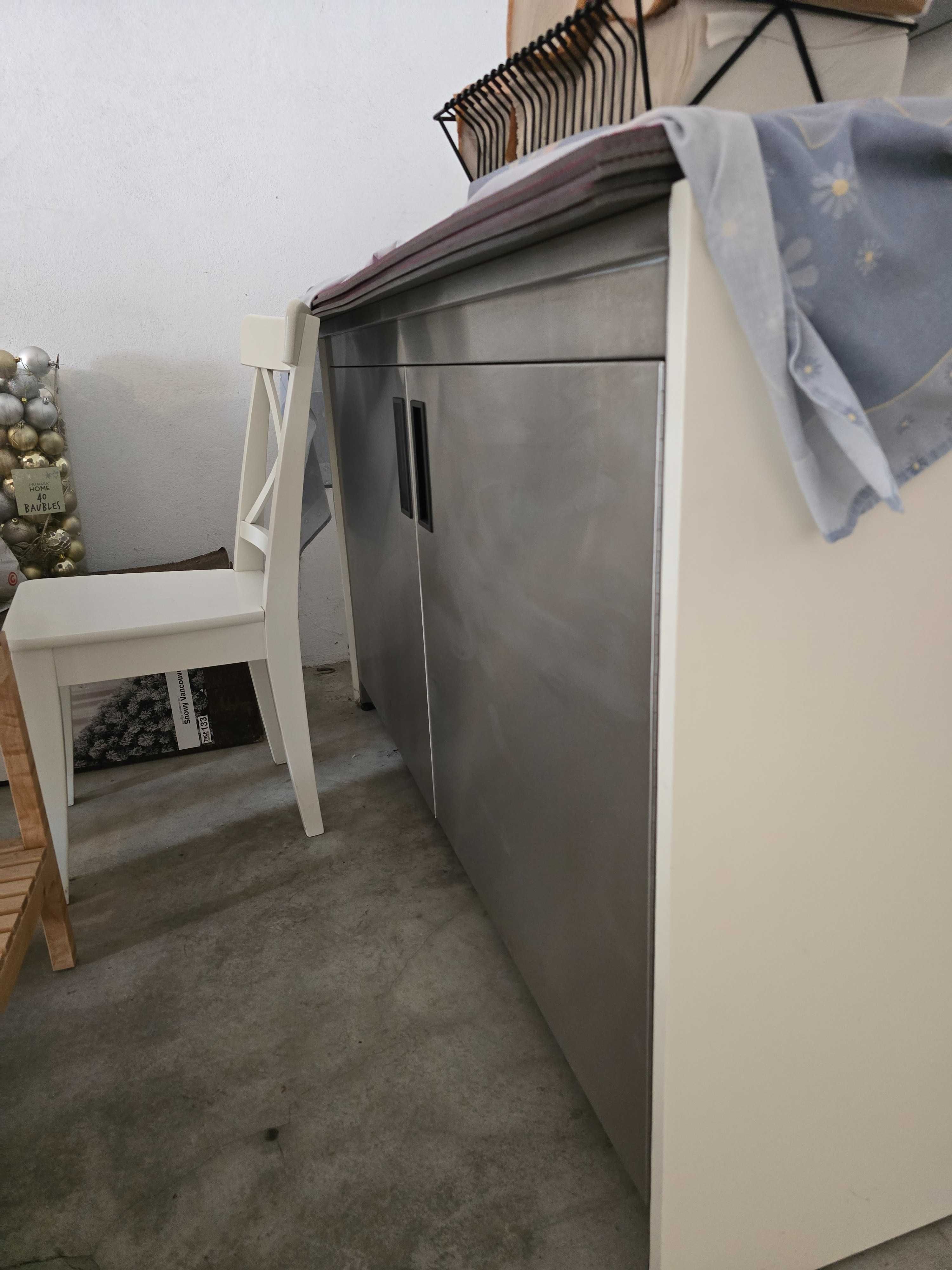 Balcão com interior em inox