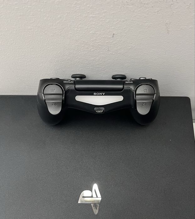 PlayStation 4 PRO + Comando