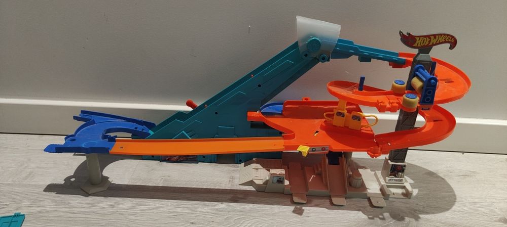 Mattel HOT WHEELS zestaw GARAŻ 3 Poziomy+tor