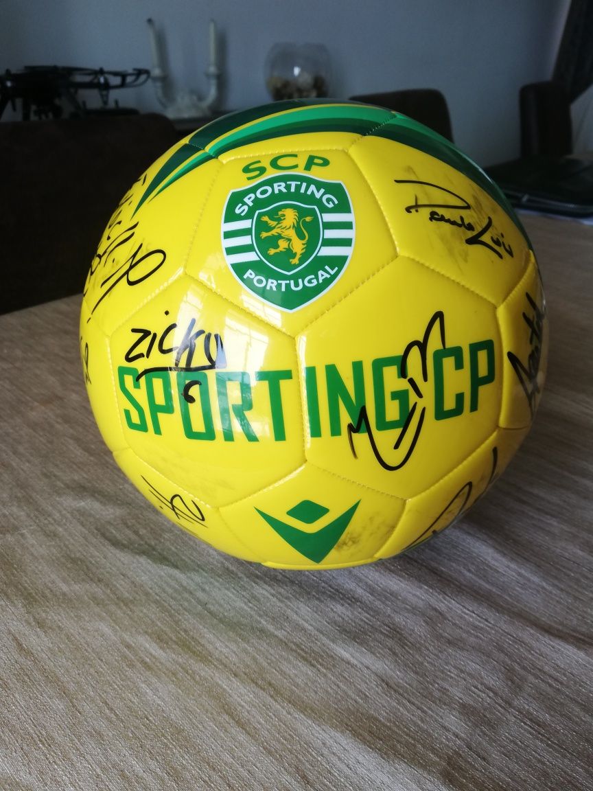 Bola do SCP assinada pela equipa de Campeões Europeus 20/21 de Futsal