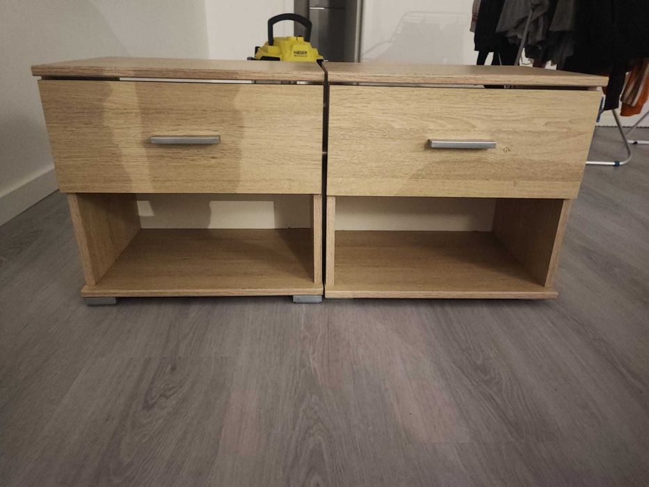 Cama completa com sommier, colchão, cabeceira e mesas de cabeceira