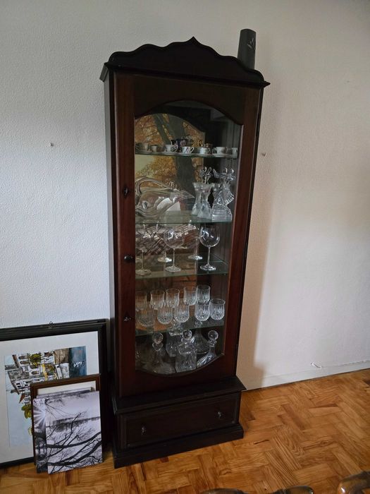 Móvel porta em vidro e gaveta