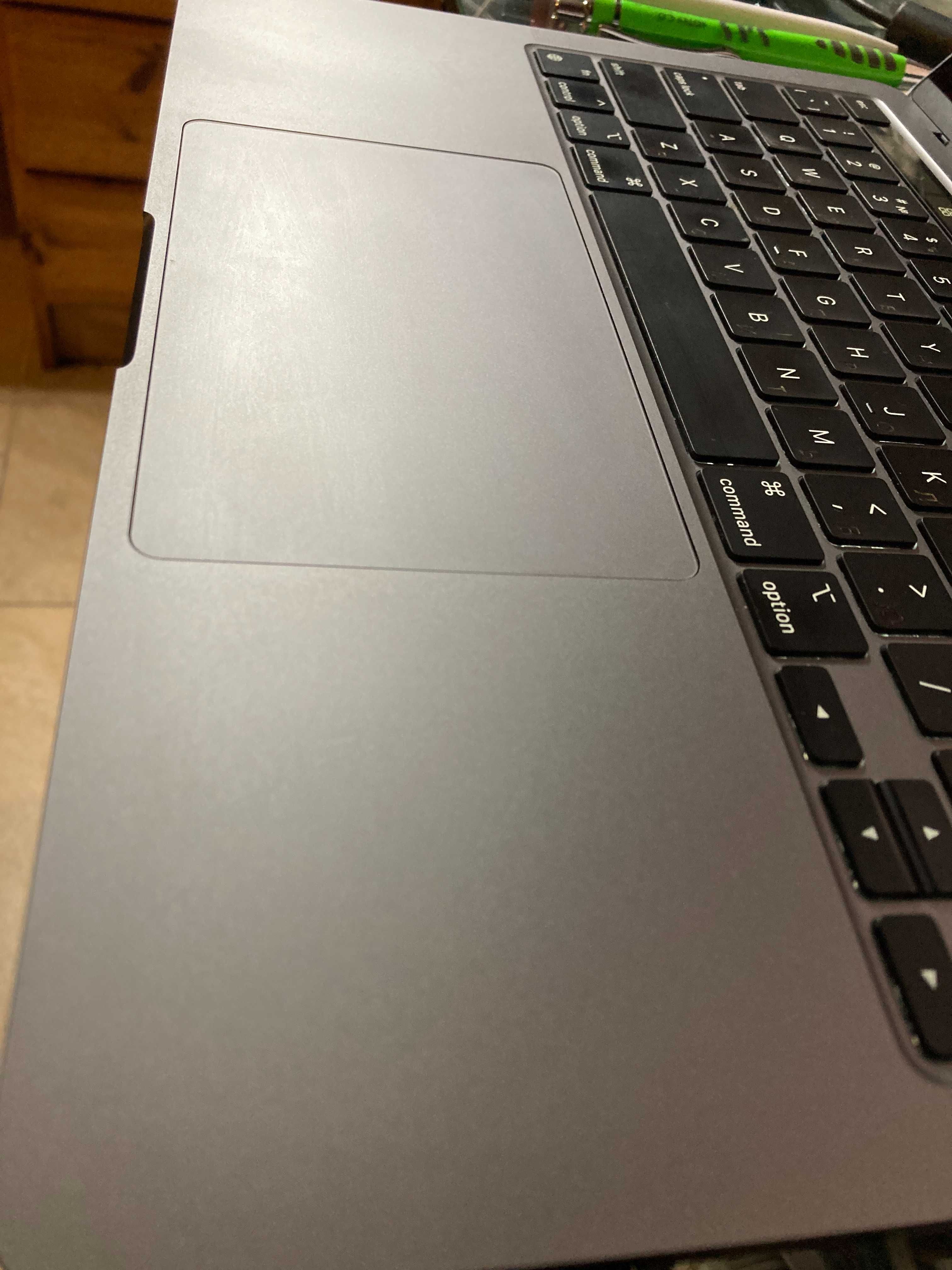 Macbook pro 13 M1 w bd stanie A2338