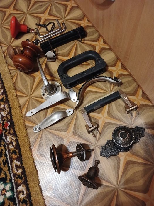 Меблеві і інші ручки.