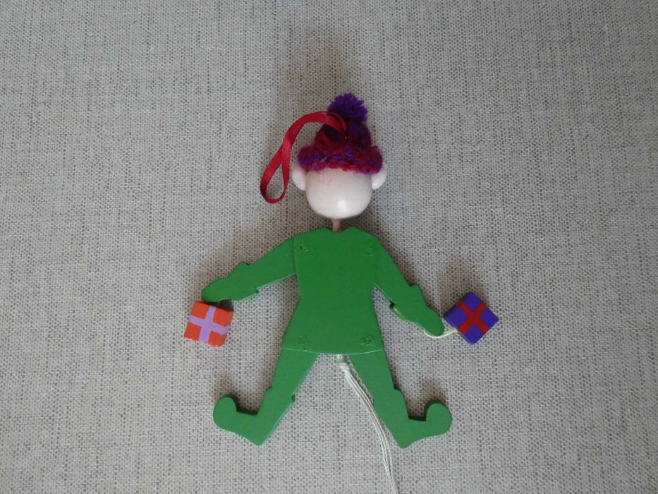 Duende de Natal Articulado em Madeira - Ofereço Bolsinha