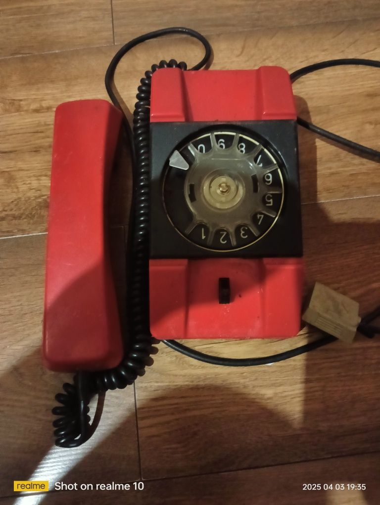 Telefon stacjonarny starszego typu
