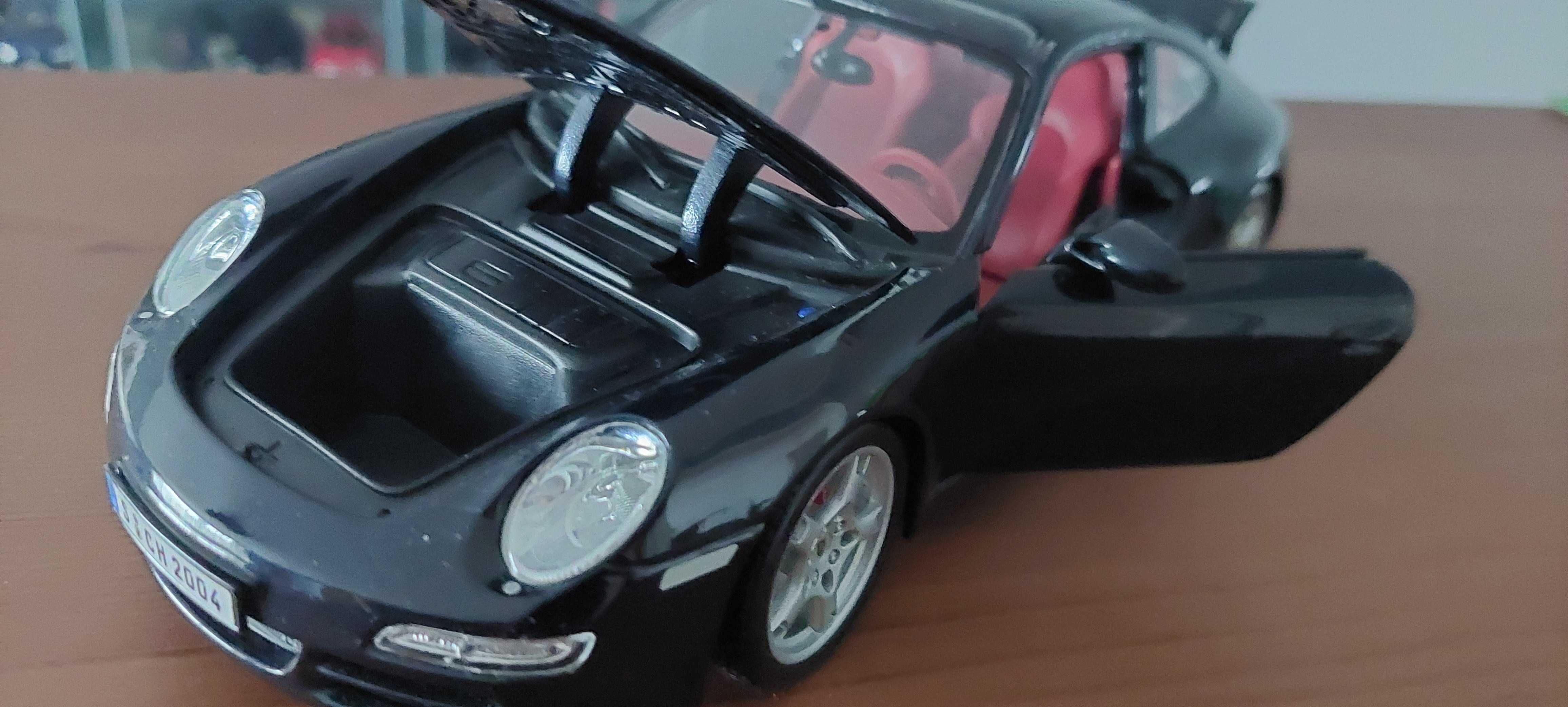 Model 1:18 Porsche Carrera S Maisto