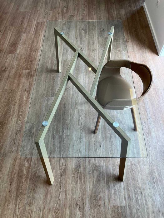 Mesa com tampo de Vidro contemporânea.