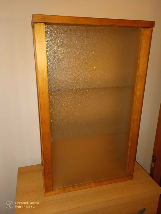 Pequeno movel de madeira e vidro