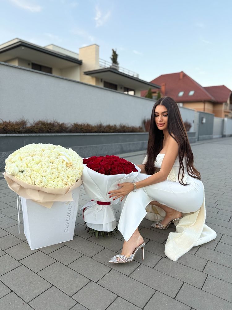 Шикарна бандажна сукня міді з квітками , молочна біла