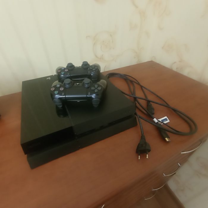 PS4 1 терабайт памяти + 2 дисковые игры