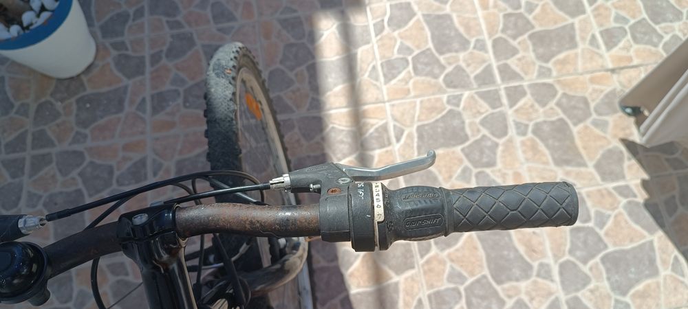 Bicicleta preta com mudanças