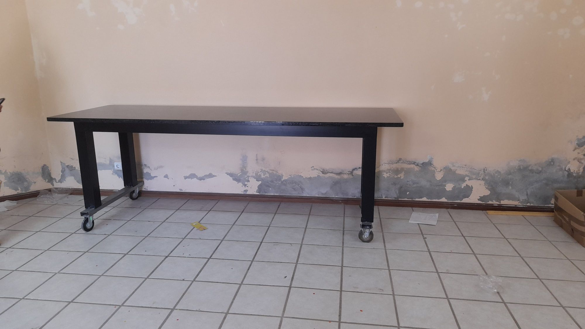 Mesa com tampo em granito