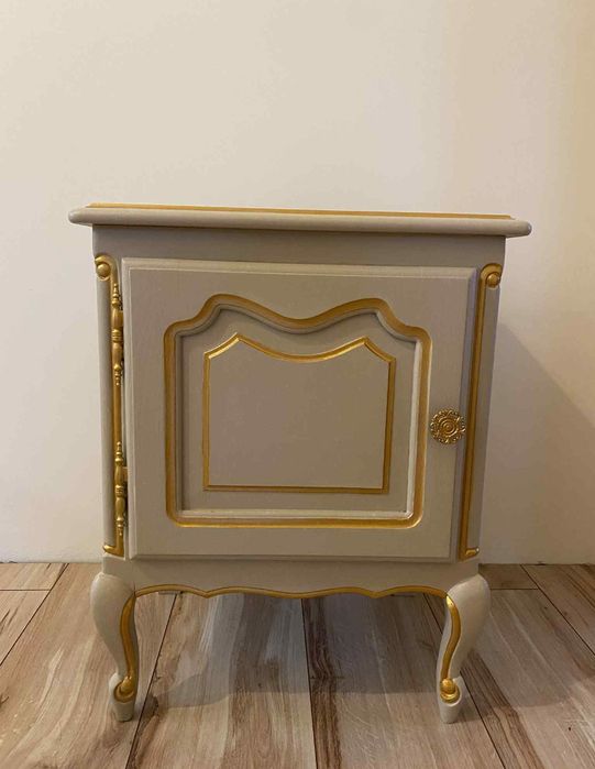 Szafka nocna vintage ze złotymi zdobieniami