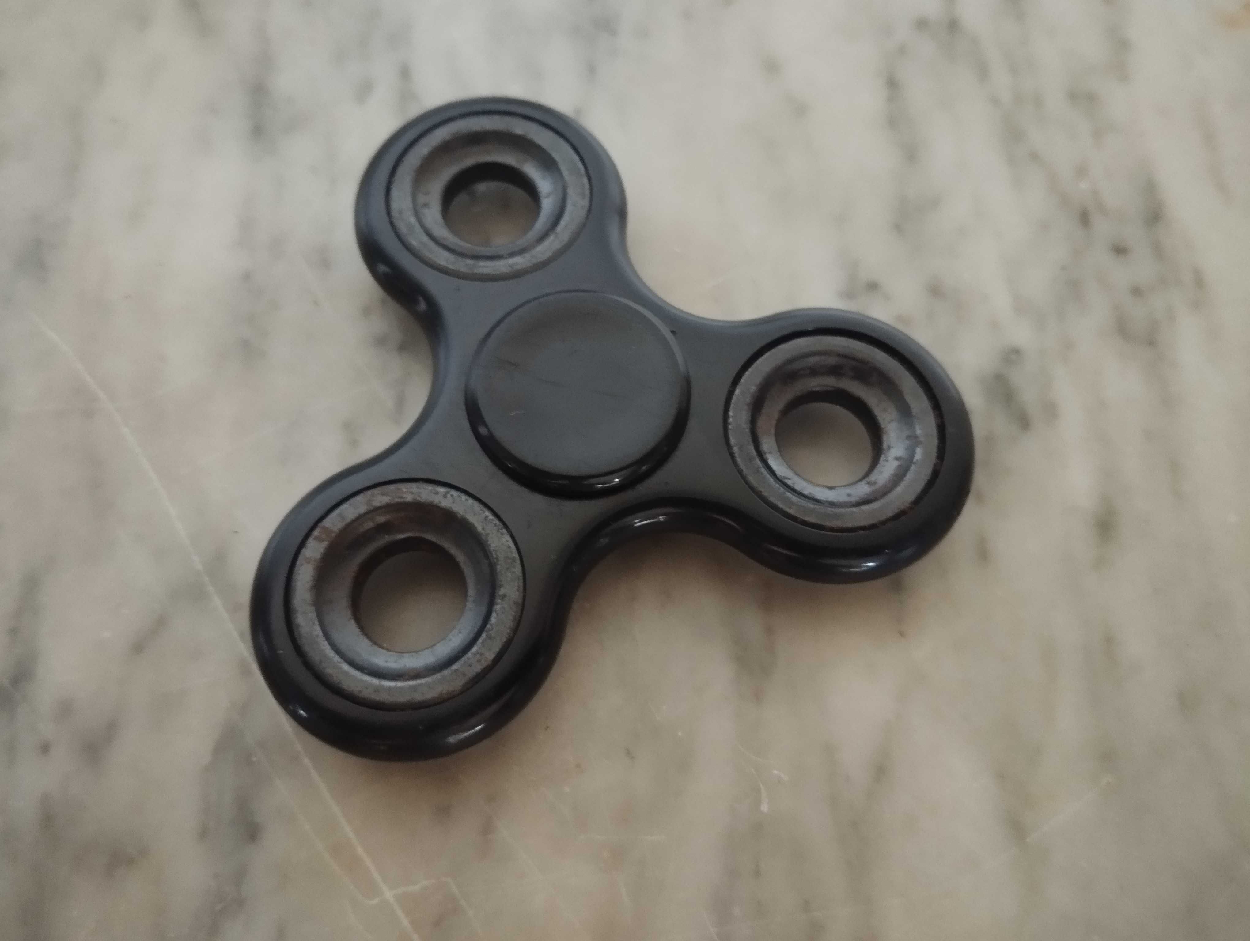 2 spinners um preto e outro do capitão américa.