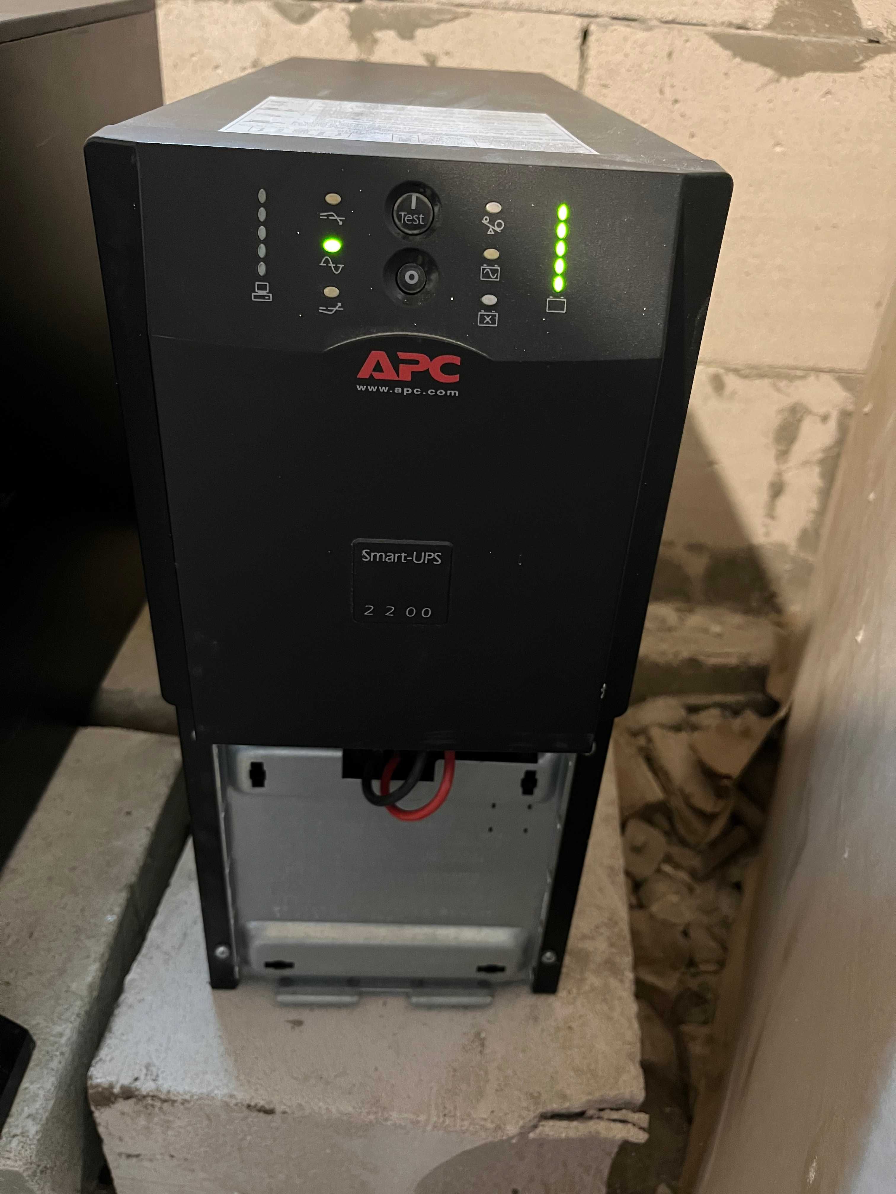 ДБЖ UPS APC Smart-UPS 2200VA Tower (SUA2200I) з аккумуляторами