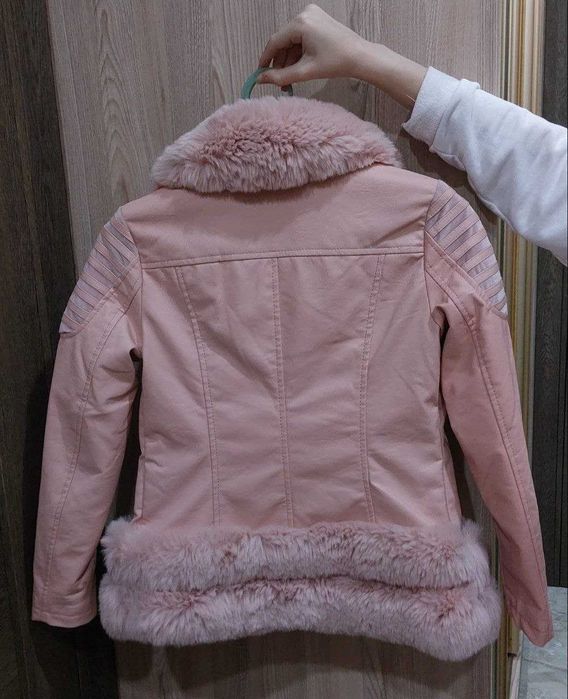 Продам кожаную курточку на девочку. Новая.