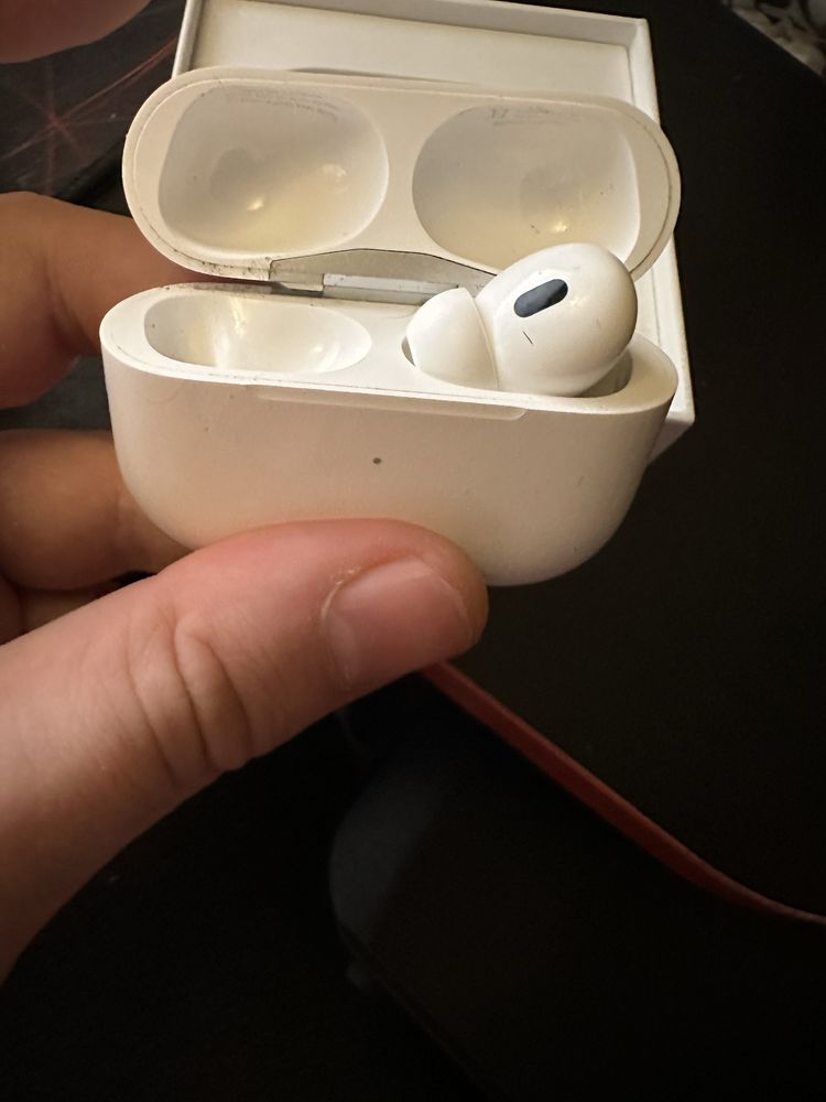 Продам Original Airpods pro 2 кейс + правий навушник