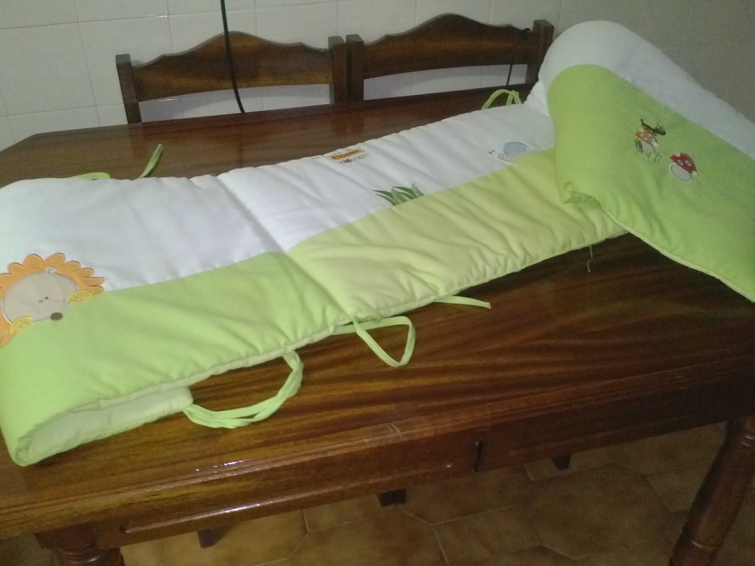 Conj Cama Edredon, Almofada Chouriço, Protector, Muda Fraldas e Cesto