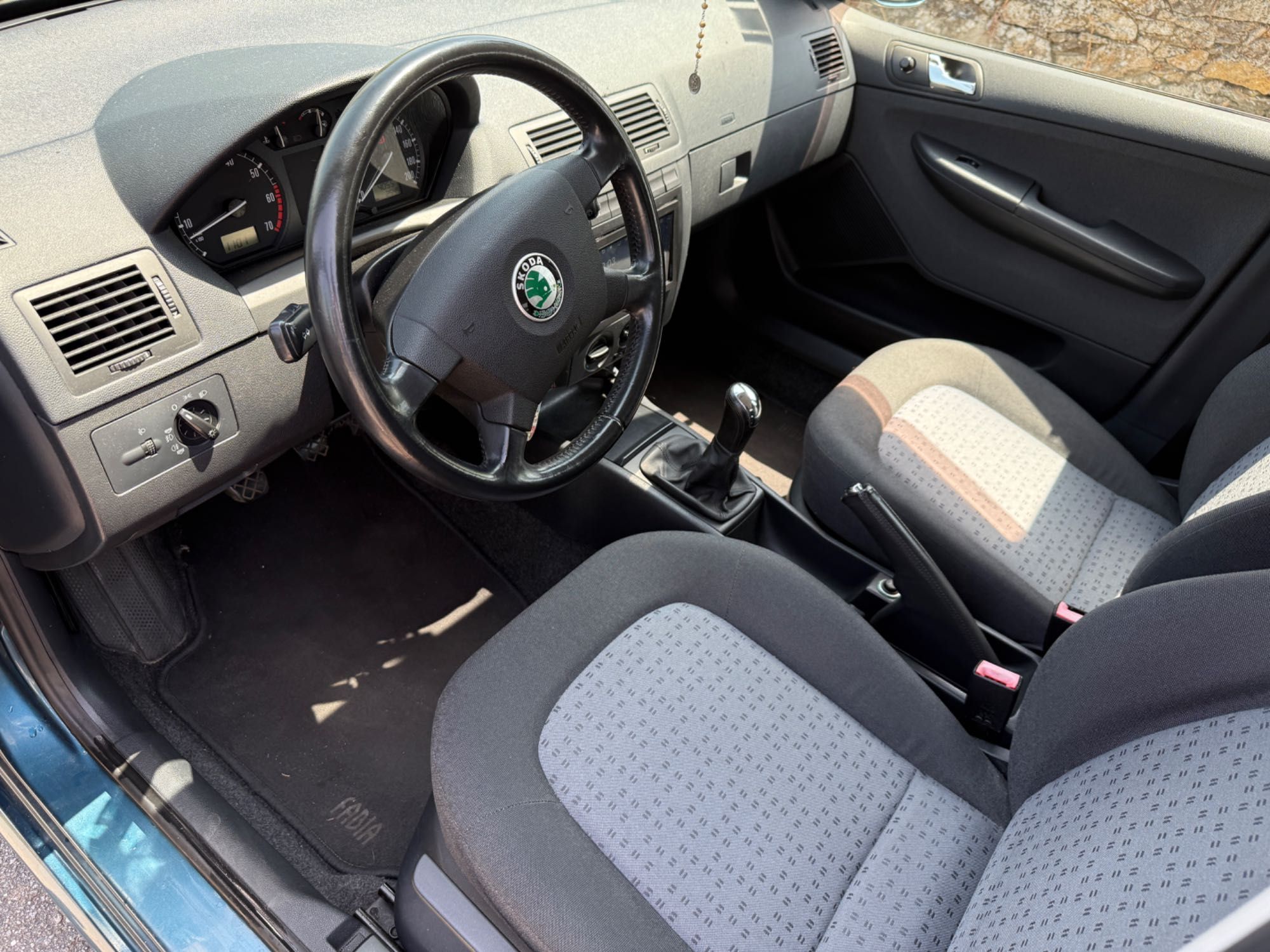 Skoda Fabia impecável com poucos km