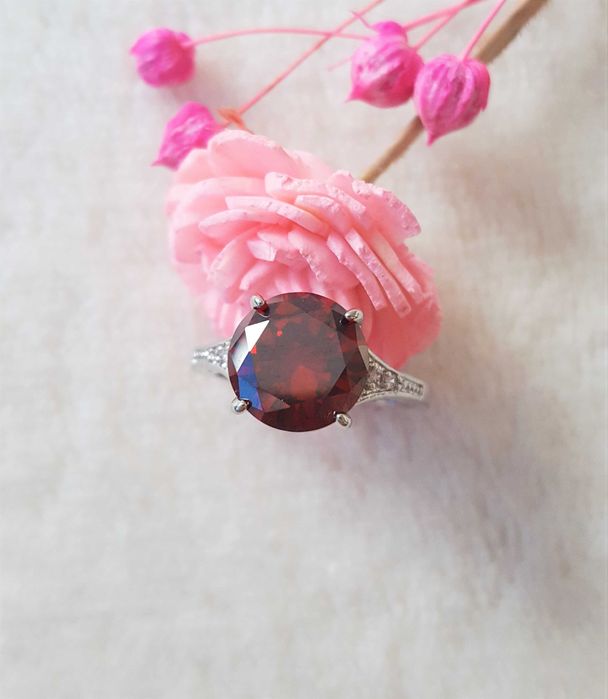 Nowy pierścionek srebrny kolor duże czerwone oczko kamień retro