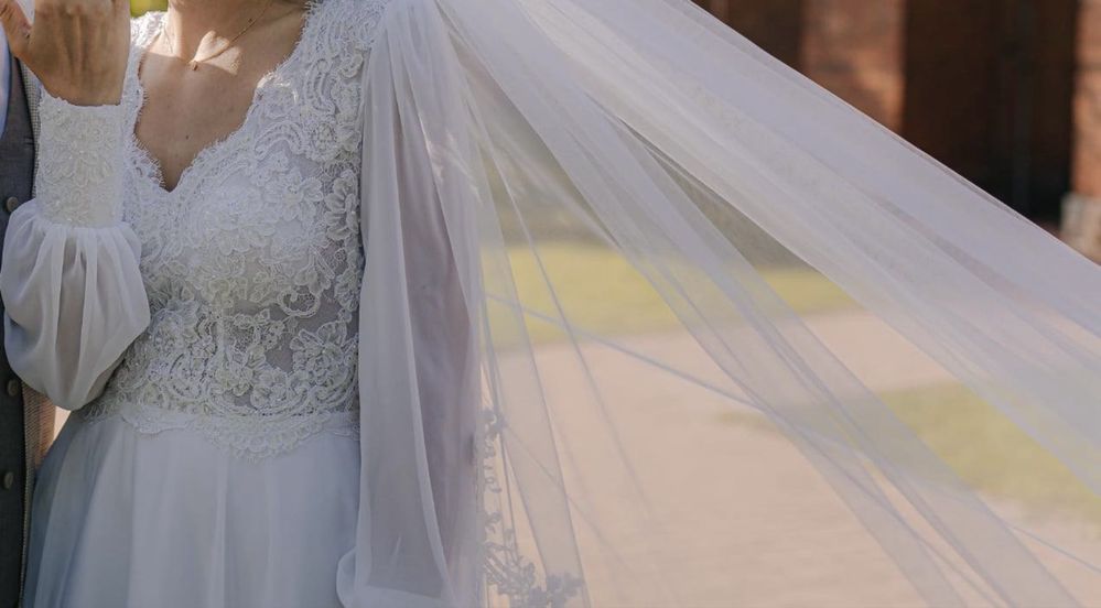 Elegancka zwiewna suknia ślubna z welonem katedralnym