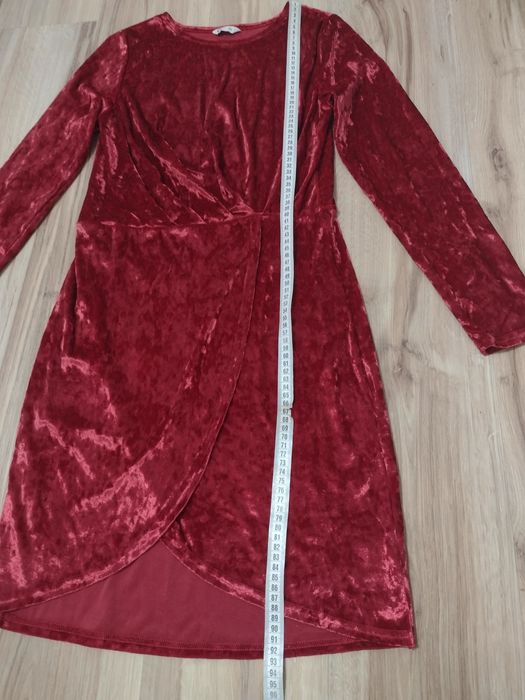 Czerwona welurowa sukienka z długim rękawem