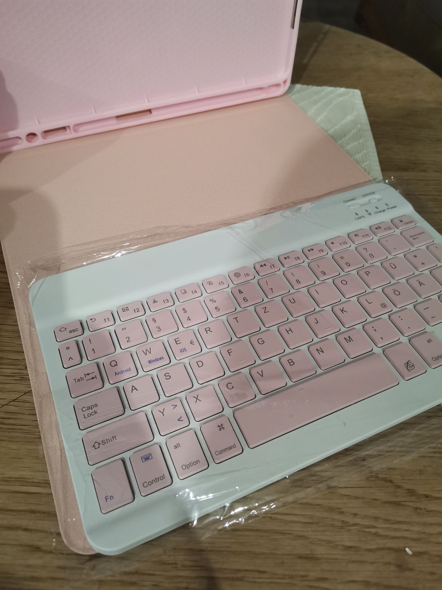Różowe etui wraz z klawiaturą do tabletu ipad