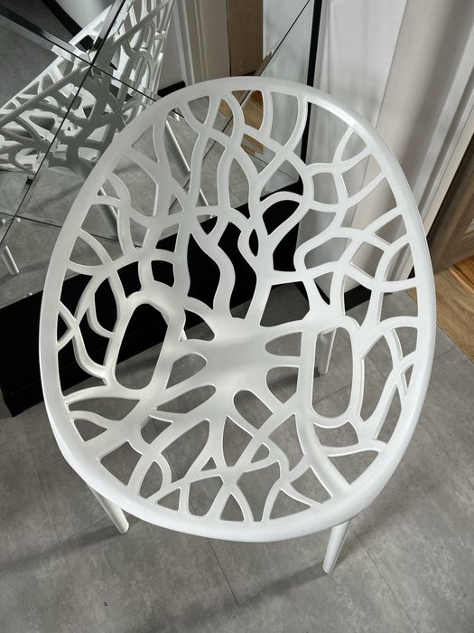 Krzesła ażurowe białe