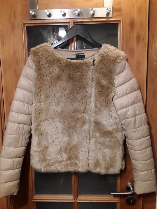 Jaqueta acolchoada bege com pelo sintético Stile Benetton, tamanho 44