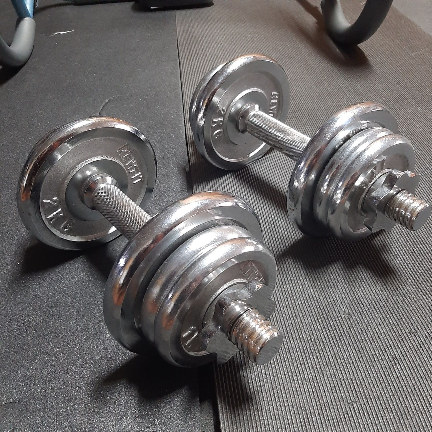 Halteres cromados para musculação com 10kg - NewFit.

Tran